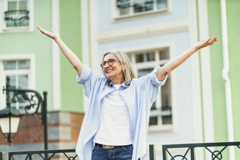 Mujer abriendo los brazos sintiéndose valiosa y capaz