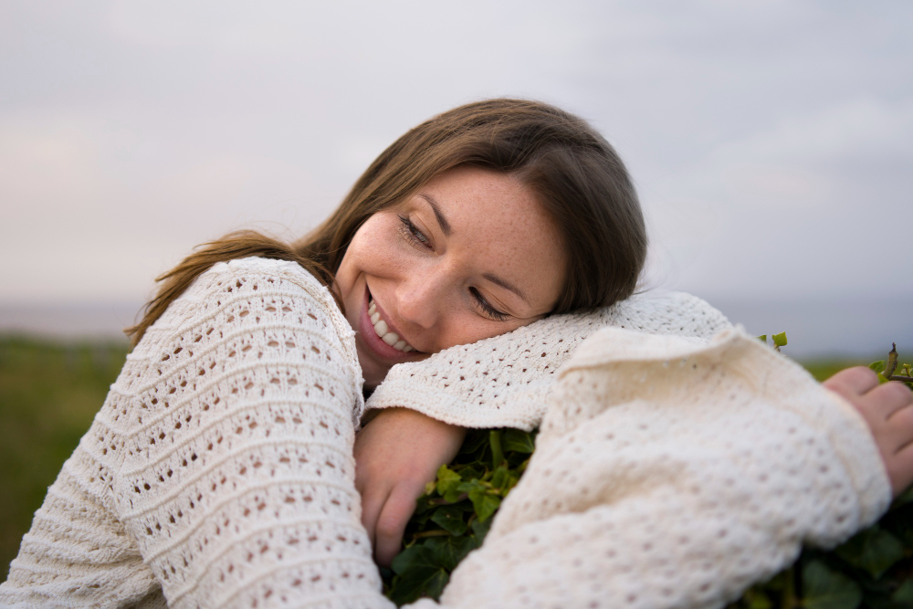 mujer sonriente disfrutando de su día y sintiendo amor propio