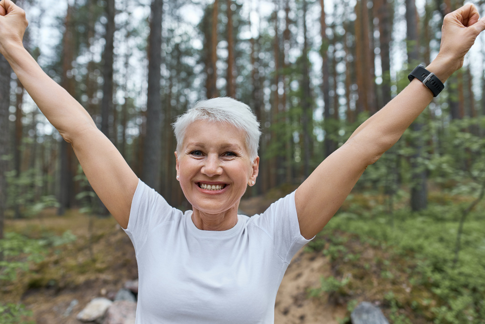 Mujer orgullosa y feliz por sus logros y su día al aire libre