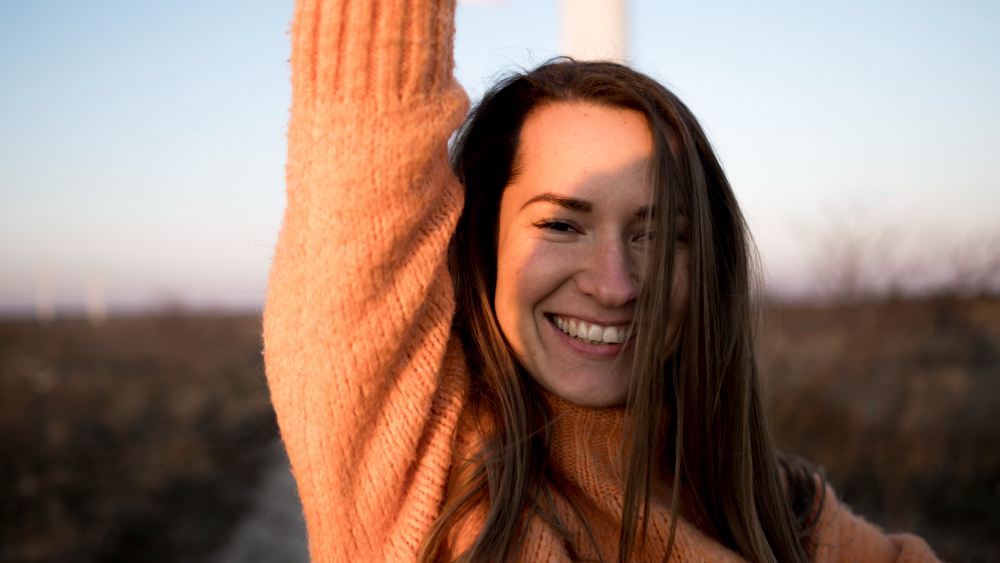 Mujer sonriente sintiéndose bien con ella misma